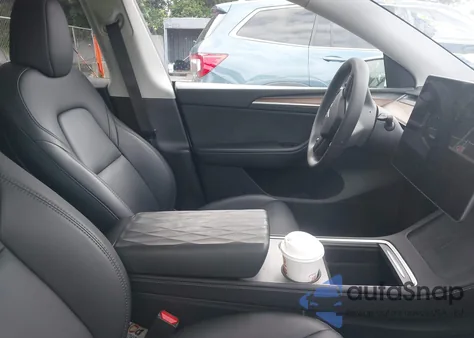 2024 Tesla Model Y Long Range Dual Motor All-Wheel Drive z USA, uszkodzony, nr VIN 7SAYGDEE7RF130028